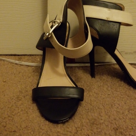 Black heels - Picture 3 of 3
